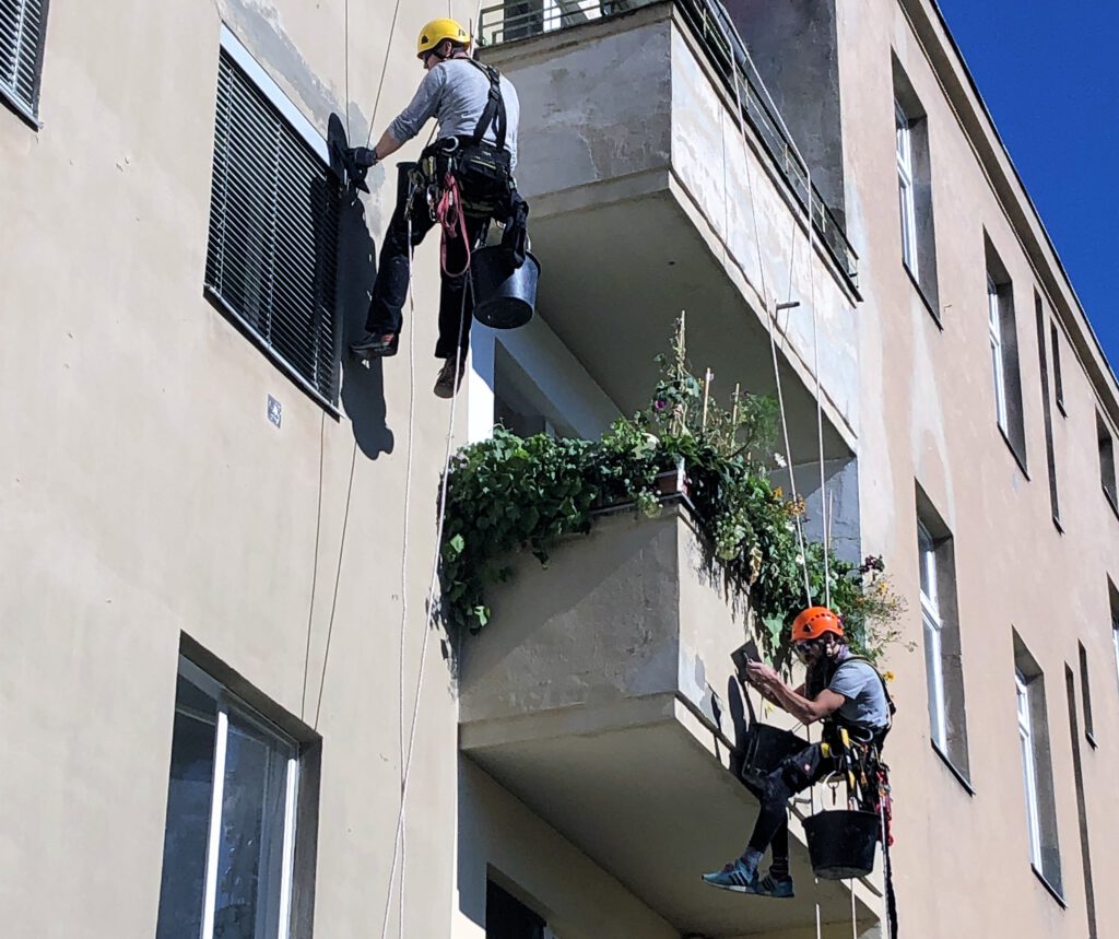 Hier bei der Beseitigung von Putzschäden